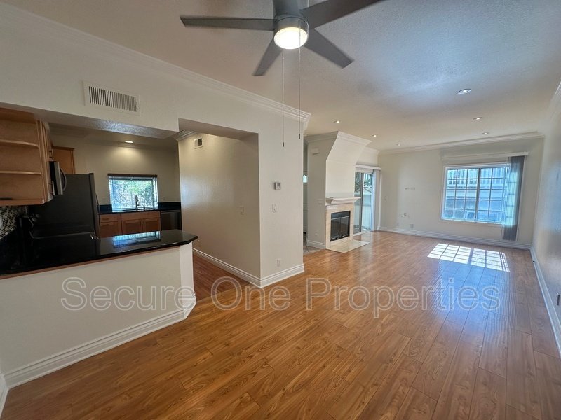 Gorgeous End-Unit Oak Park Townhome With 2 Primary Suites! property image