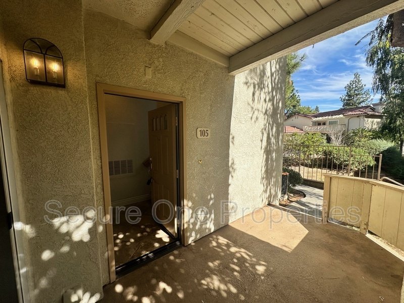 Gorgeous End-Unit Oak Park Townhome With 2 Primary Suites! property image