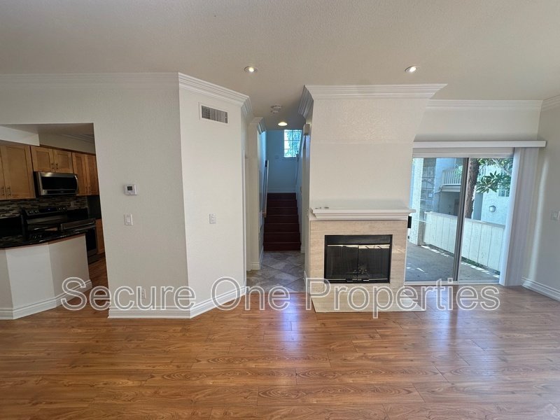 Gorgeous End-Unit Oak Park Townhome With 2 Primary Suites! property image