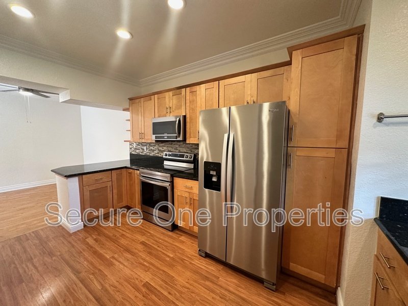 Gorgeous End-Unit Oak Park Townhome With 2 Primary Suites! property image