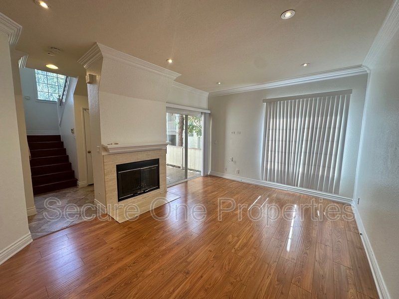 Gorgeous End-Unit Oak Park Townhome With 2 Primary Suites! property image