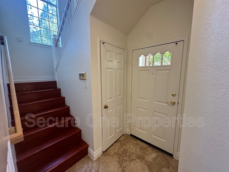 Gorgeous End-Unit Oak Park Townhome With 2 Primary Suites! property image