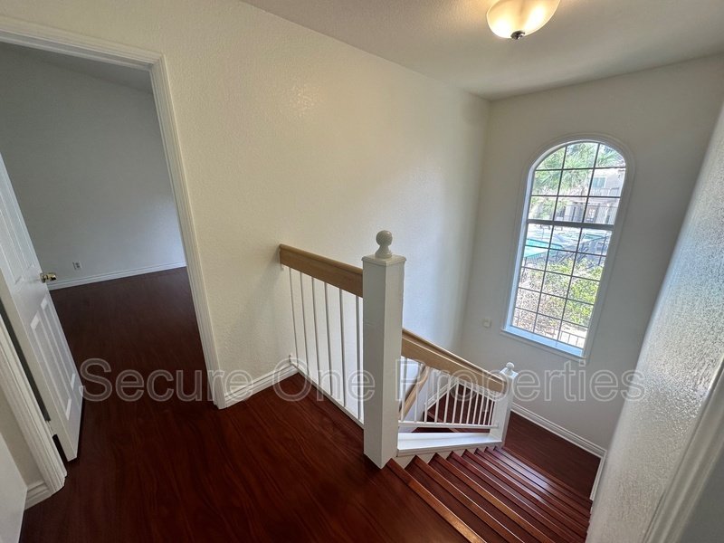 Gorgeous End-Unit Oak Park Townhome With 2 Primary Suites! property image