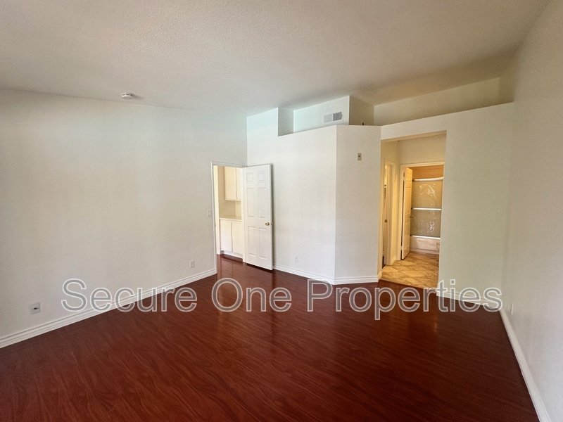 Gorgeous End-Unit Oak Park Townhome With 2 Primary Suites! property image