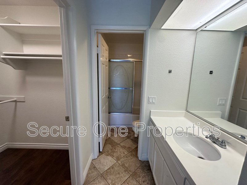 Gorgeous End-Unit Oak Park Townhome With 2 Primary Suites! property image