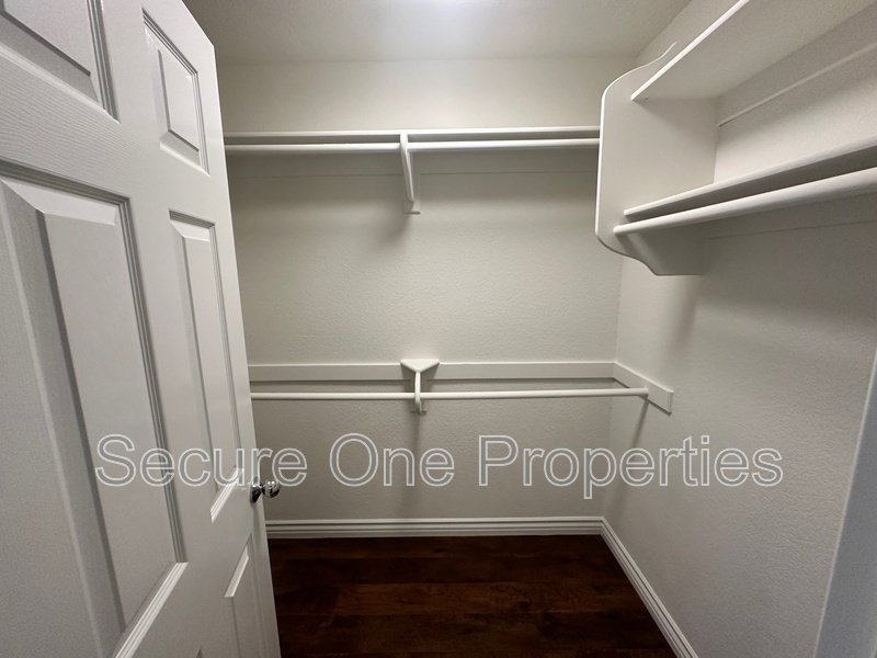 Gorgeous End-Unit Oak Park Townhome With 2 Primary Suites! property image