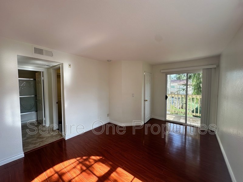 Gorgeous End-Unit Oak Park Townhome With 2 Primary Suites! property image