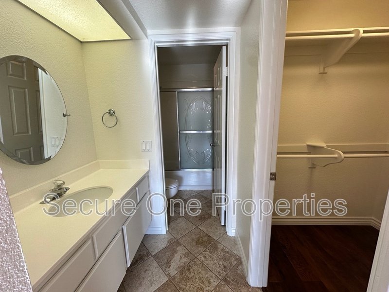 Gorgeous End-Unit Oak Park Townhome With 2 Primary Suites! property image