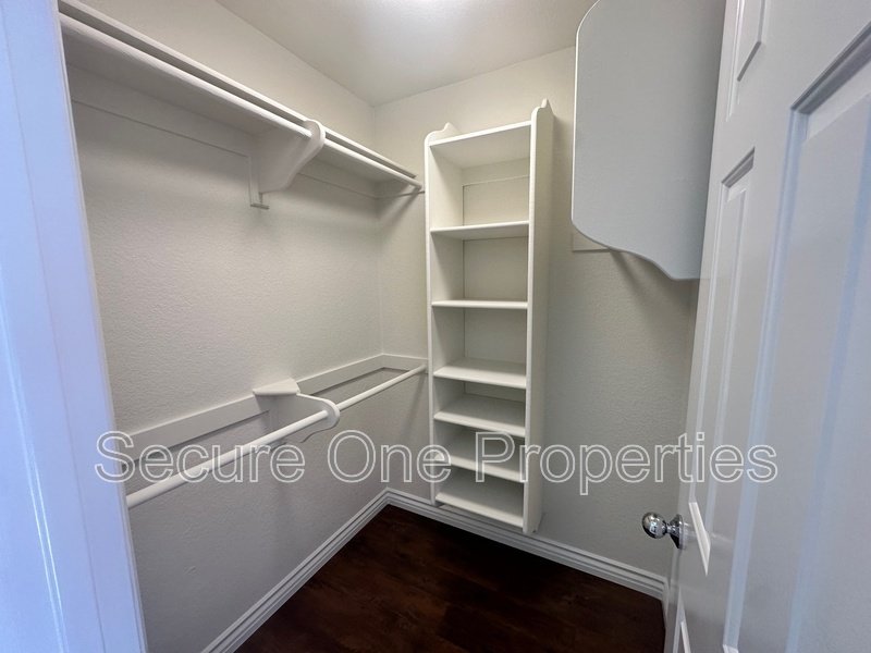 Gorgeous End-Unit Oak Park Townhome With 2 Primary Suites! property image