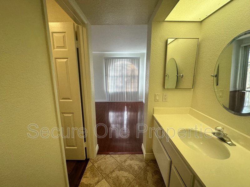 Gorgeous End-Unit Oak Park Townhome With 2 Primary Suites! property image