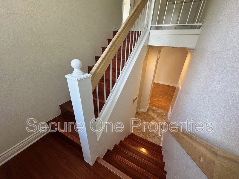 Gorgeous End-Unit Oak Park Townhome With 2 Primary Suites! property image