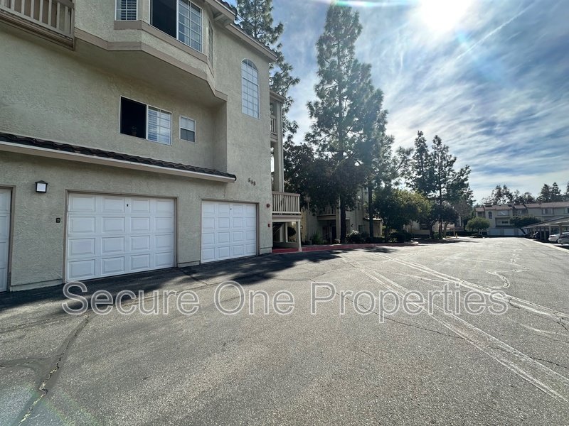 Gorgeous End-Unit Oak Park Townhome With 2 Primary Suites! property image