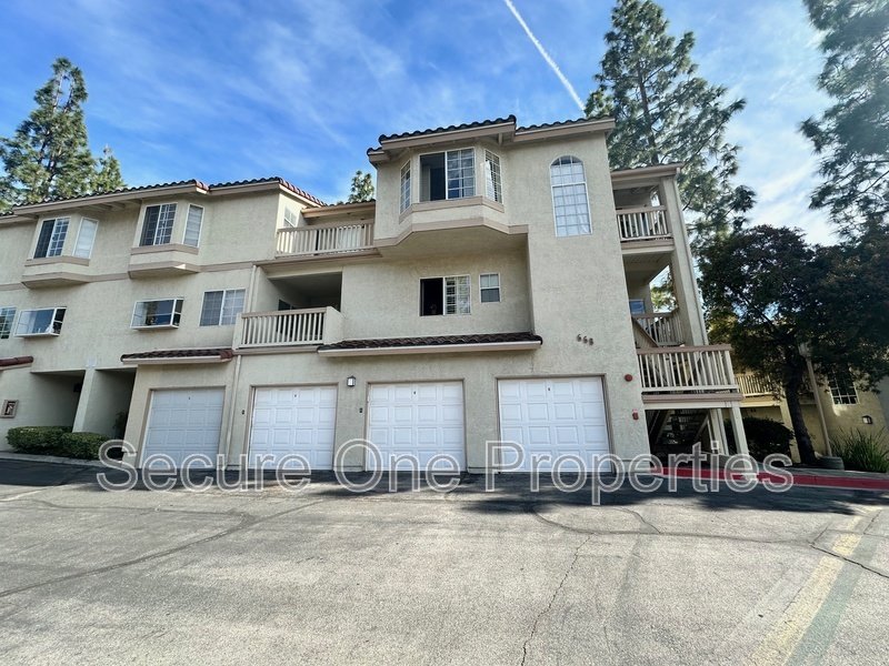 Gorgeous End-Unit Oak Park Townhome With 2 Primary Suites! property image