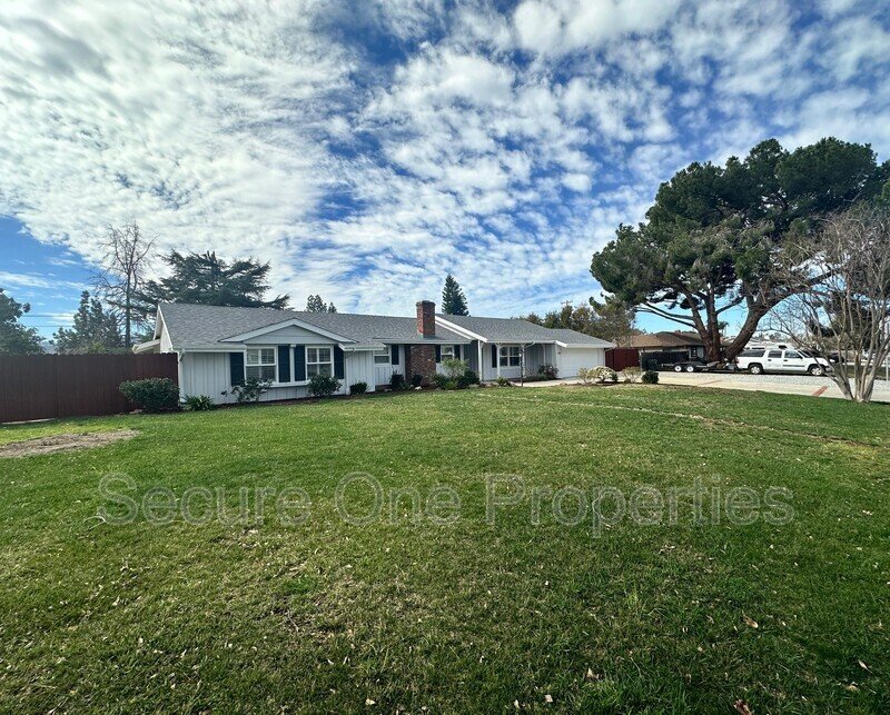 Gorgeous Thousand Oaks Ranch Style Home on large CORNER LOT! property image