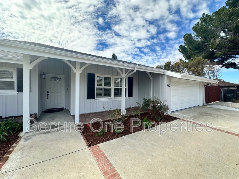 Gorgeous Thousand Oaks Ranch Style Home on large CORNER LOT! property image