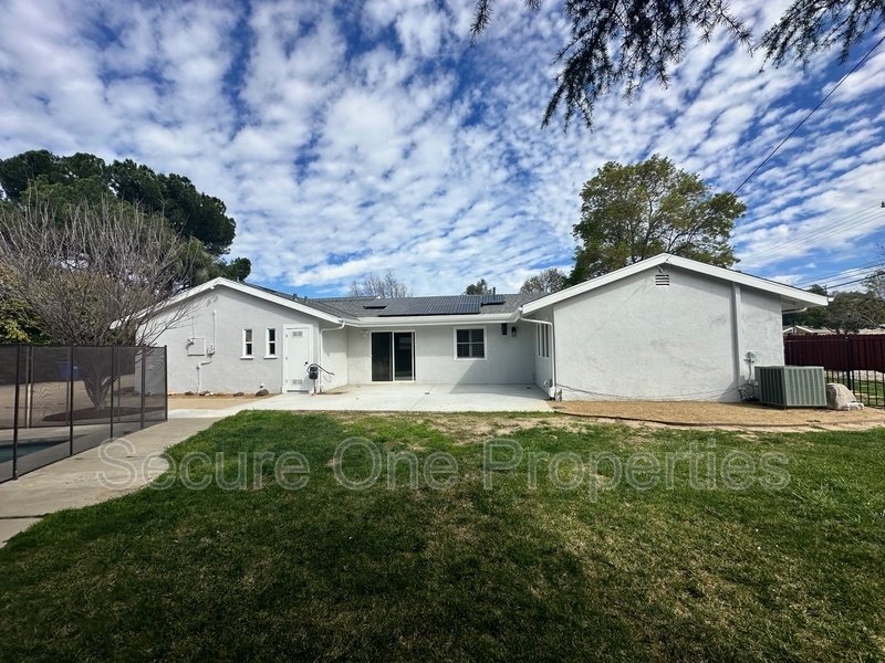 Gorgeous Thousand Oaks Ranch Style Home on large CORNER LOT! property image