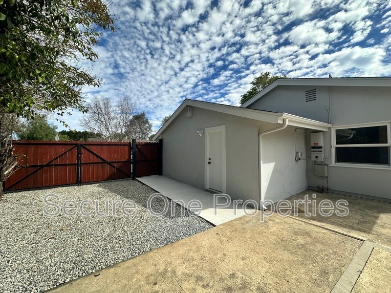 Gorgeous Thousand Oaks Ranch Style Home on large CORNER LOT! property image