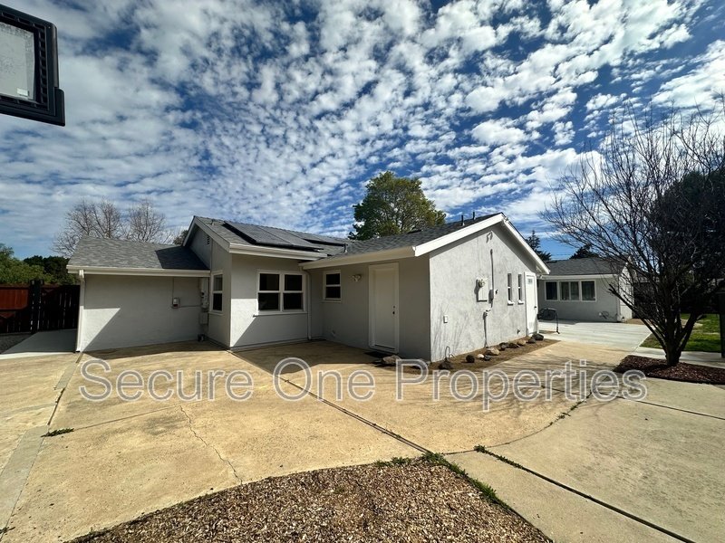 Gorgeous Thousand Oaks Ranch Style Home on large CORNER LOT! property image