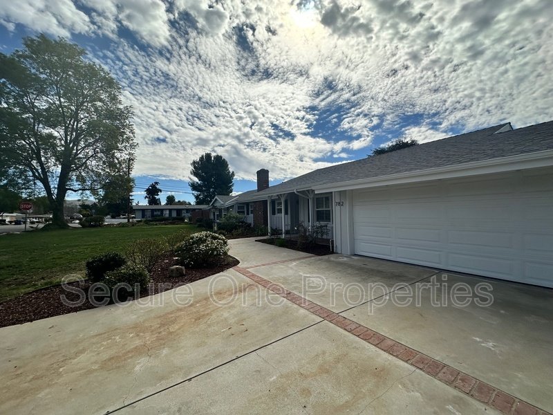 Gorgeous Thousand Oaks Ranch Style Home on large CORNER LOT! property image