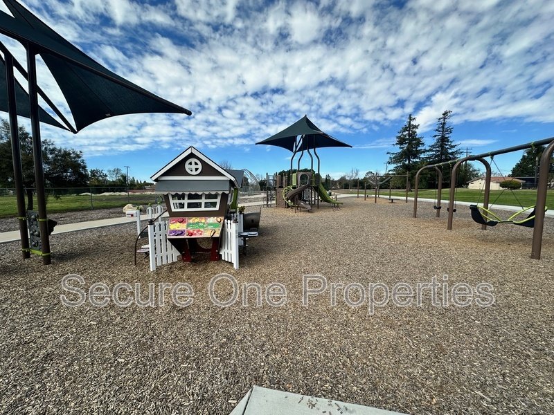 Gorgeous Thousand Oaks Ranch Style Home on large CORNER LOT! property image